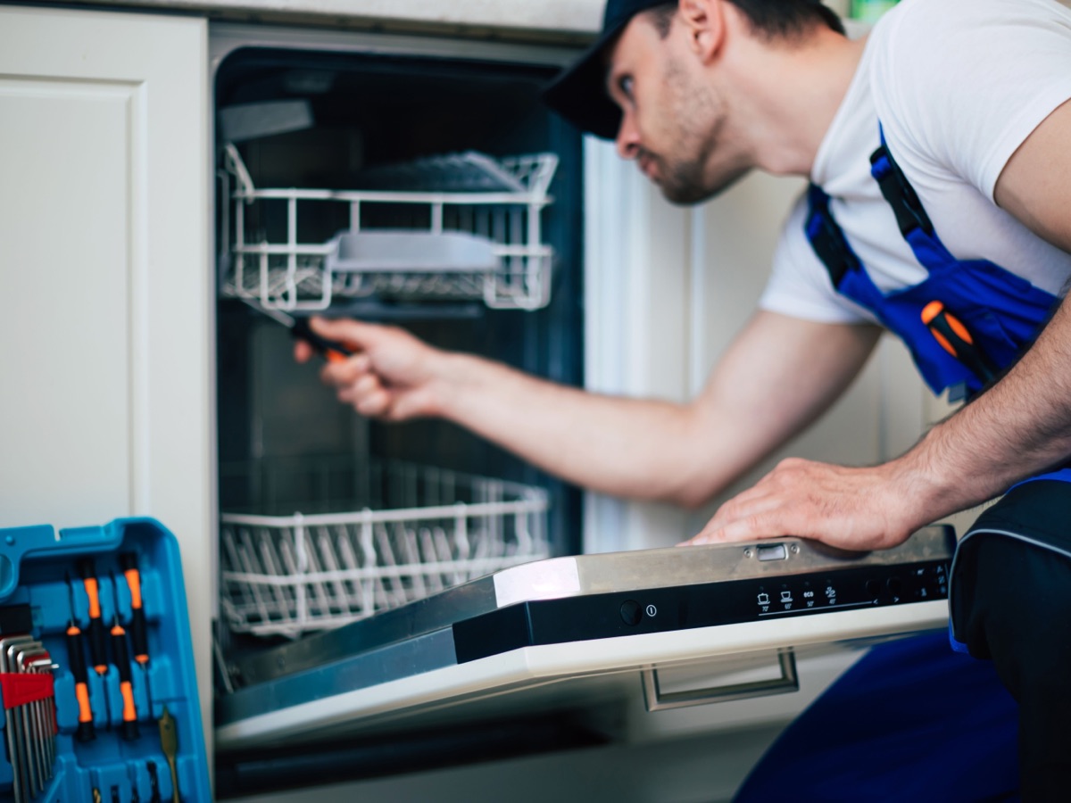 Geschirrspüler läuft aus